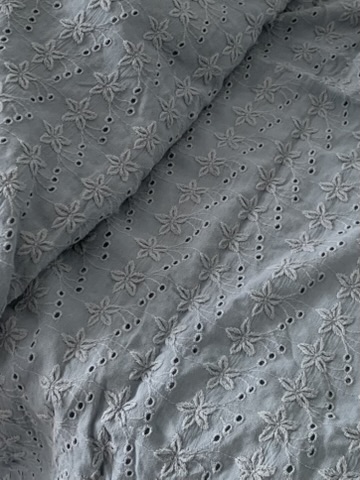 Tissu broderie anglaise bleu gris – Image 4