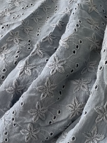 Tissu broderie anglaise bleu gris