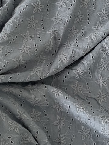 Tissu broderie anglaise bleu gris – Image 2