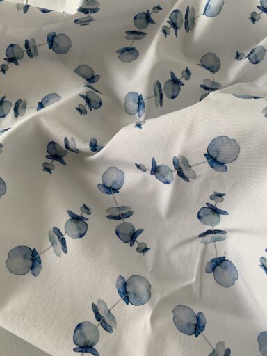 Tissu coton imprimé bleu et blanc – Image 2