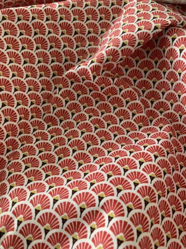 Tissu coton motifs éventail rouge – Image 3