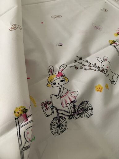 Tissu coton motifs lapin en bordure – Image 2