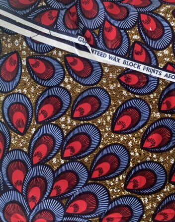 Tissu wax bleu et rouge plumes – Image 3
