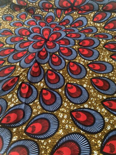 Tissu wax bleu et rouge plumes – Image 2