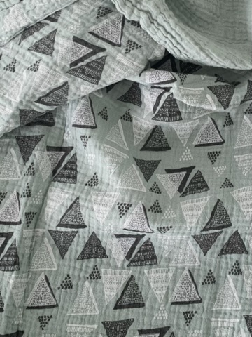 Tissu double gaze vert amande triangles – Image 3